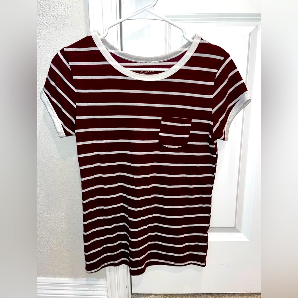 Hi! I am selling this gently worn/barely worn top! It is very soft material!